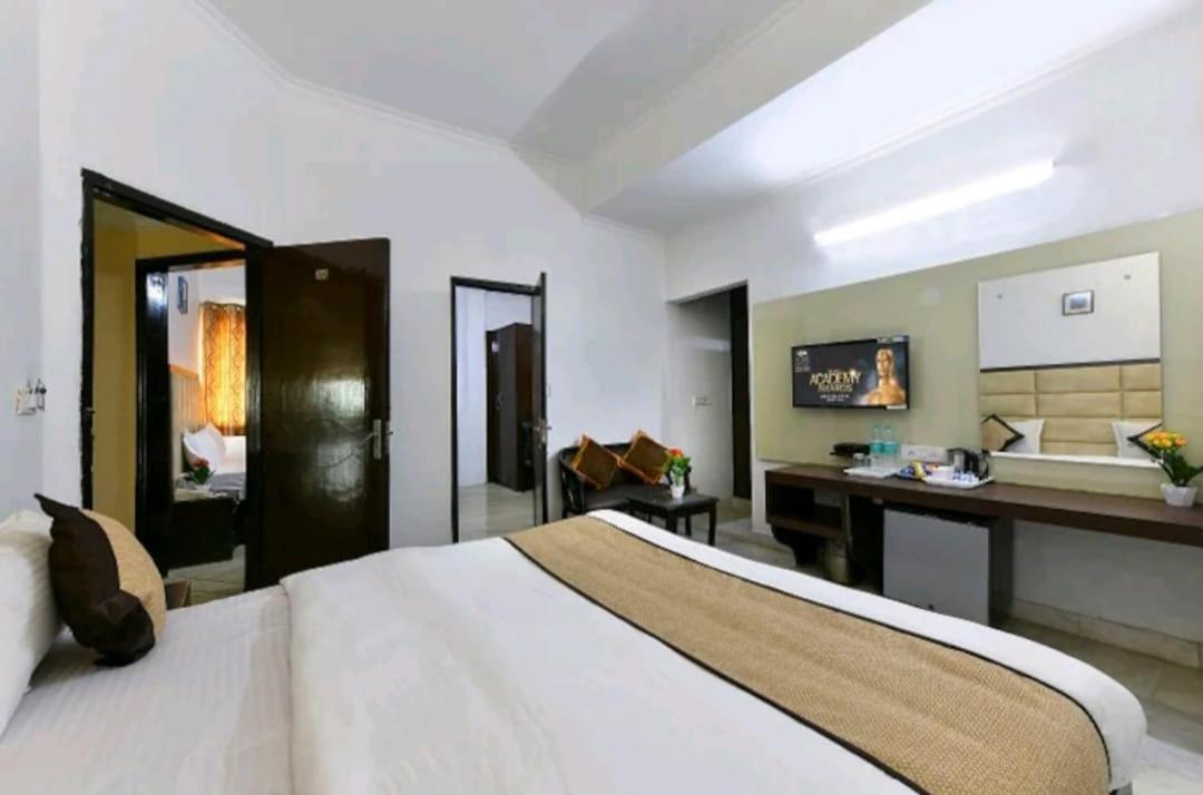Hotel The First By Goyal Hotelie 阿格拉 外观 照片